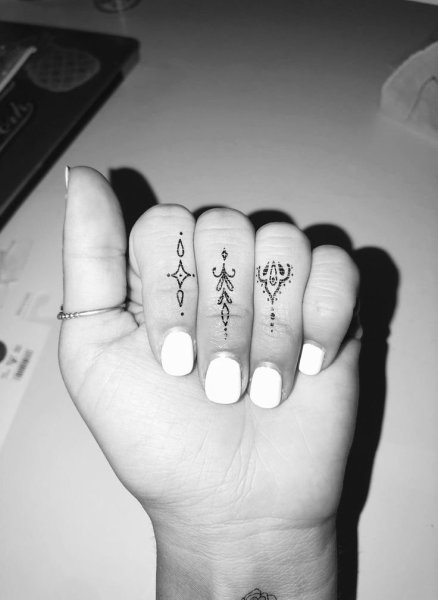 Татухи на пальцах ручкой