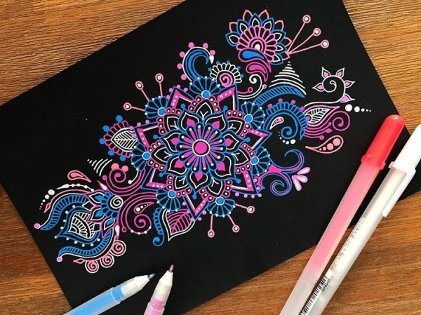 Мандала цветными ручками черная бумага