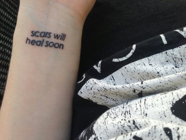 Надписи на запястье ручкой