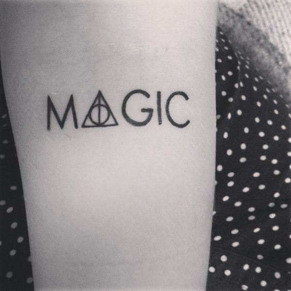 Тату Magic надпись