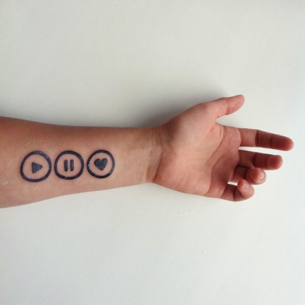 Надписи маркером на руке