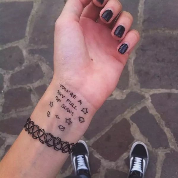 Надпись на руке фломастером