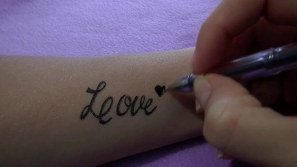 Татуировки гелевой ручкой на руке