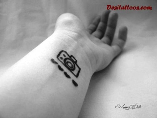 Надписи на руке гелевой ручкой