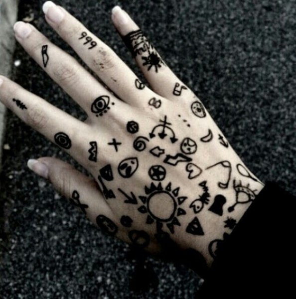 Руки черной ручкой