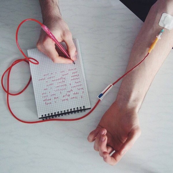 Девушка рисует в тетради