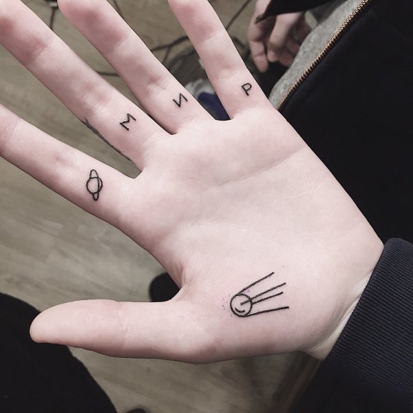 Тату чёрной ручкой на руке