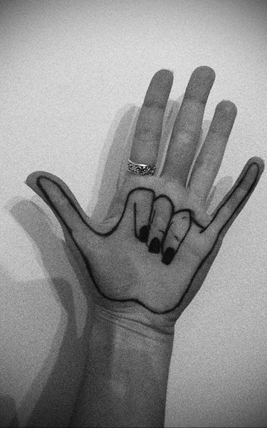 Рисунки на руке черной ручкой