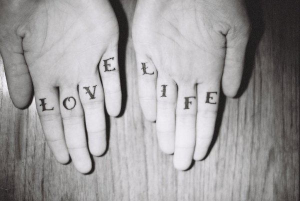 Надписи маркером на руке