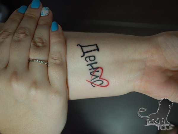 Надписи хной на руке