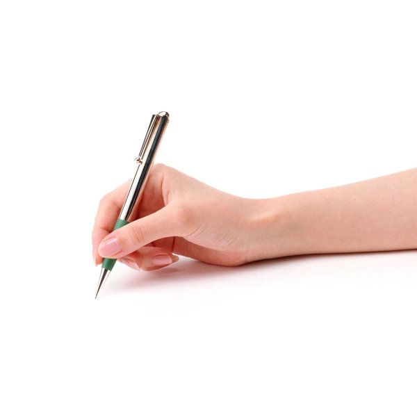 Рука держит ручку референс