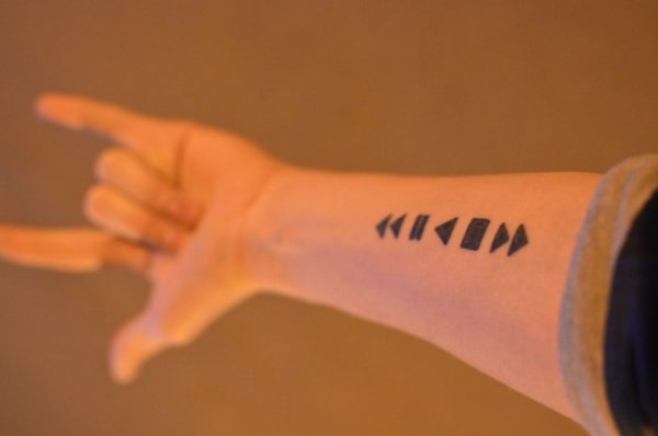 Татухи на руку ручкой