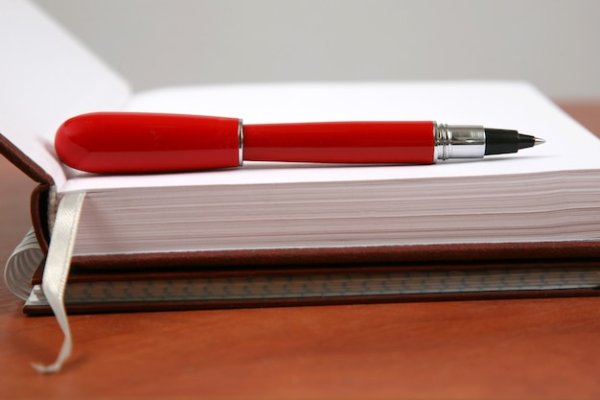 Красные ручки на столе