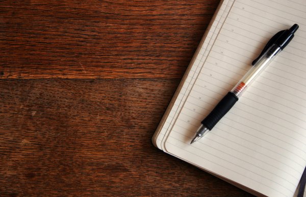 Ручка на столе