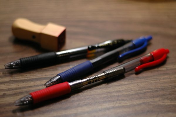 Ручка лежит на столе