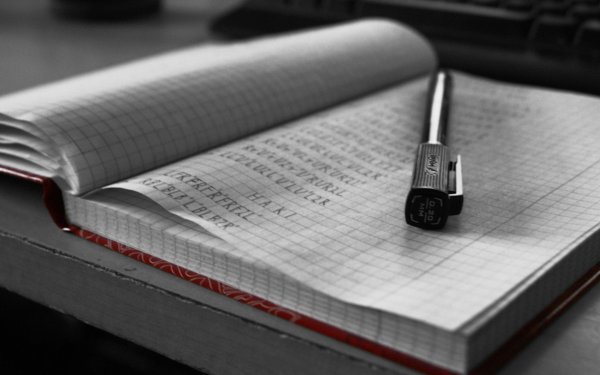 Блокнот лежит на столе