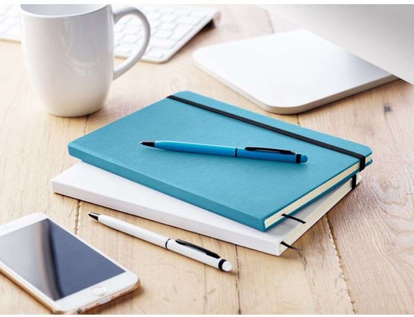 Красивый ежедневник на столе