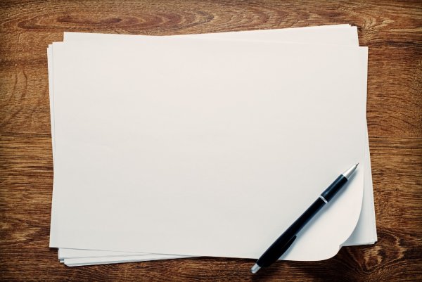 Чистый лист бумаги на столе