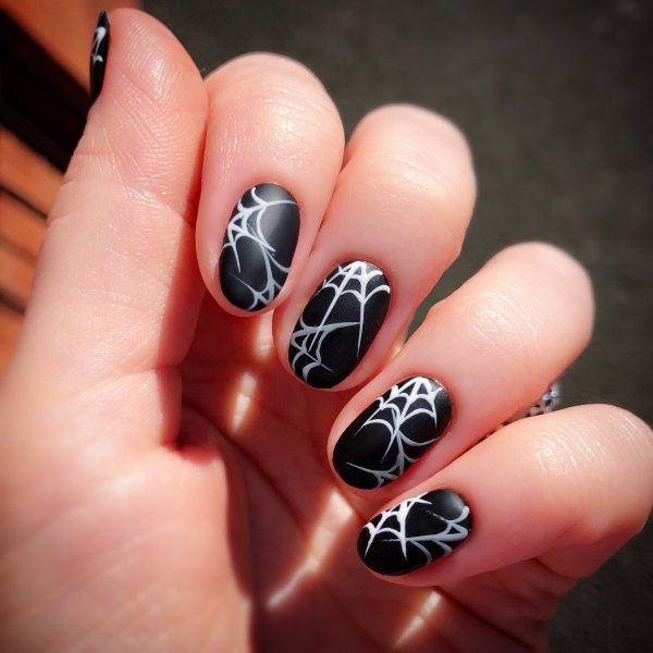 Маникюр белый с черным рисунком