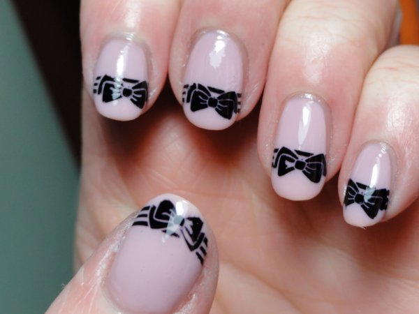 Рисунки маркером на ногтях