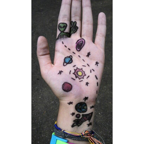 Космос на руке ручкой