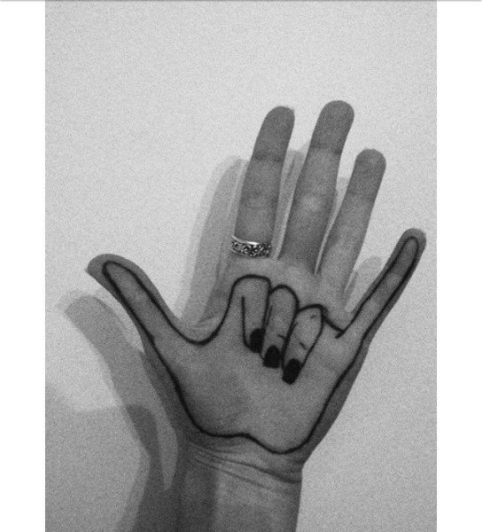 Рисунки на руке черной ручкой