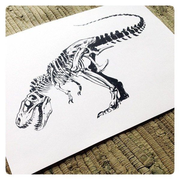 Тату скелет динозавра