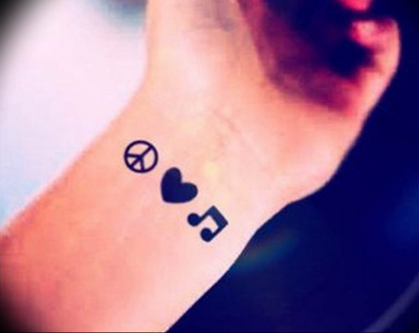 Плеер тату на руке маленькое