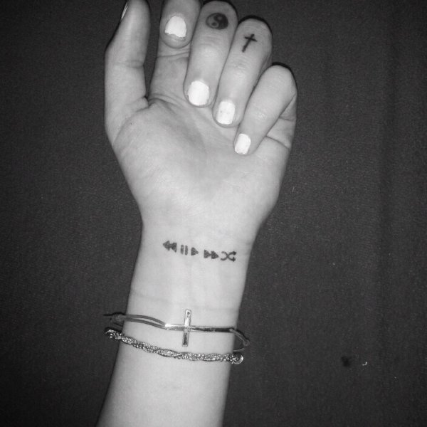 Татуировки черной ручкой на запястье надписи