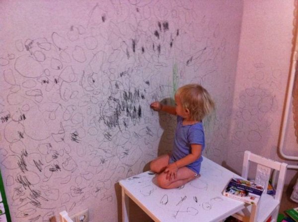 Ребенок рисует на стене