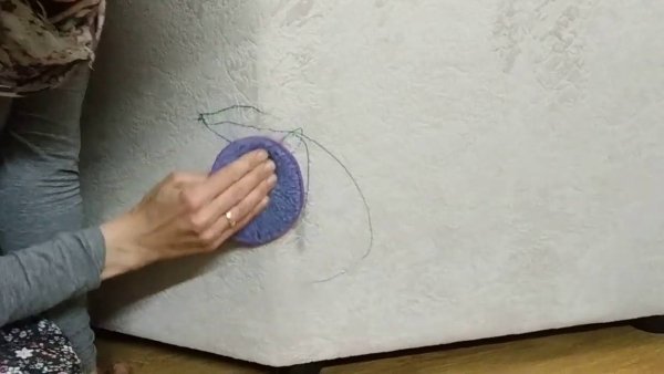 Следы от шариковой ручки на обоях