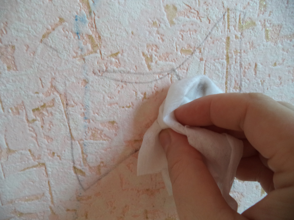 Пятна от клея на обоях