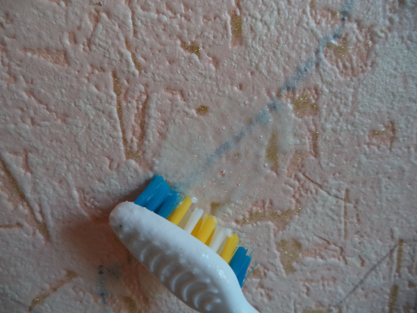 Средство от ручки на обоях