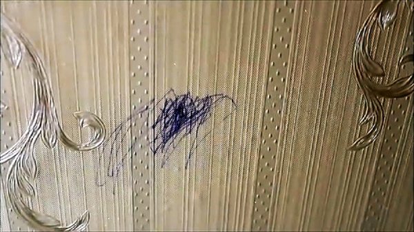 Следы шариковой ручки с обоев