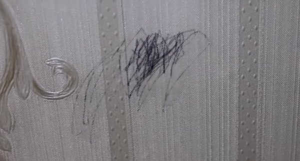 Замаскировать пятна на обоях