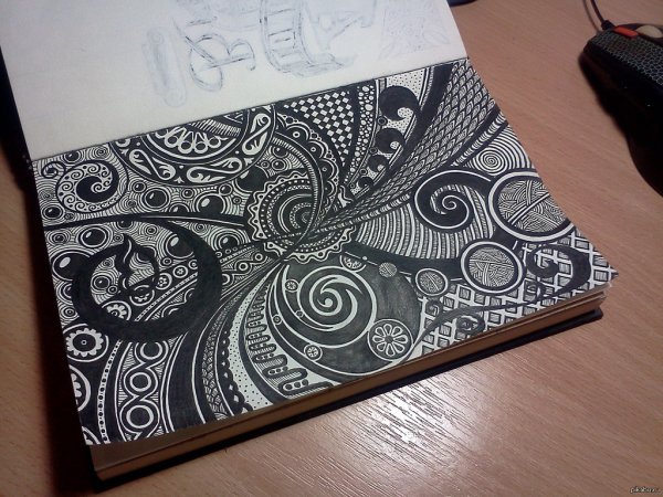 Роспись черной ручкой