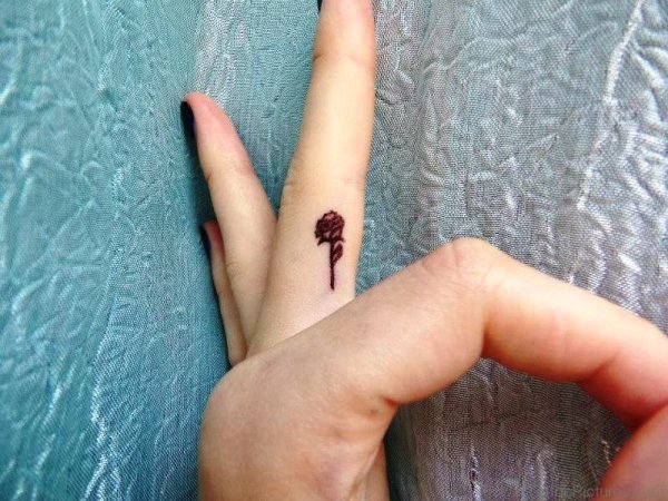 Тату цветок на пальце