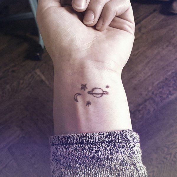 Рисунки на запястье ручкой