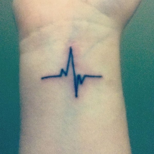 Татуировка пульс на запястье
