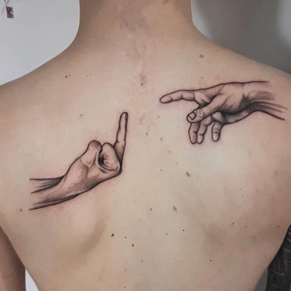 Татуировка руки на ключице