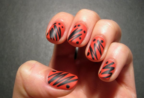 Простые узоры на ногтях