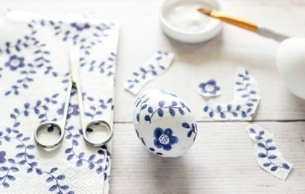 Тонкая вышивка на салфетке