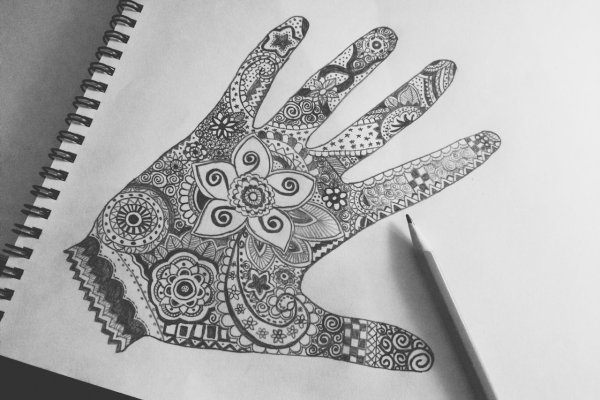 Узоры гелевой ручкой на руке
