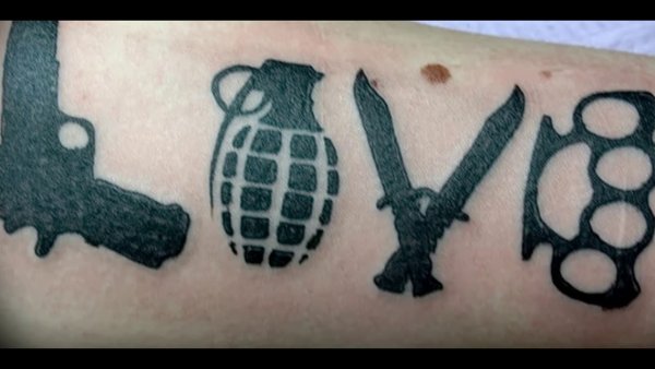 Небольшое тату оружие