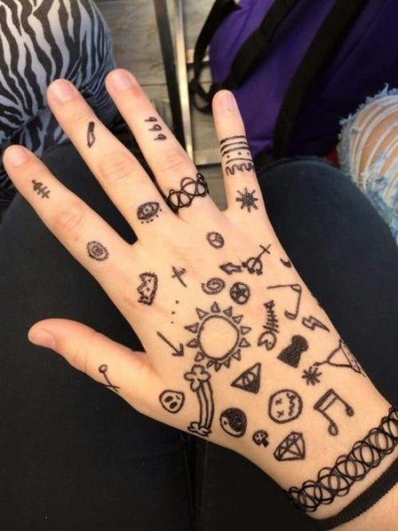 Руки черной ручкой