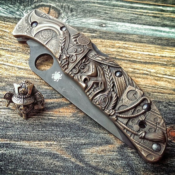 Складной нож резной