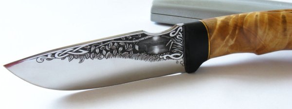 Гравировка на лезвии ножа