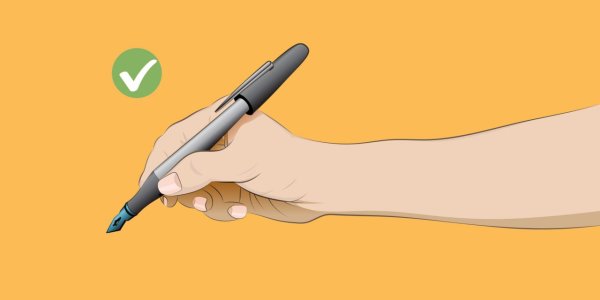 Детская рука с ручкой