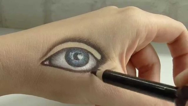 Глаза на руке ручкой