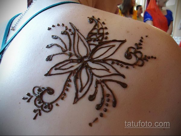 Узоры хной на спине легкие